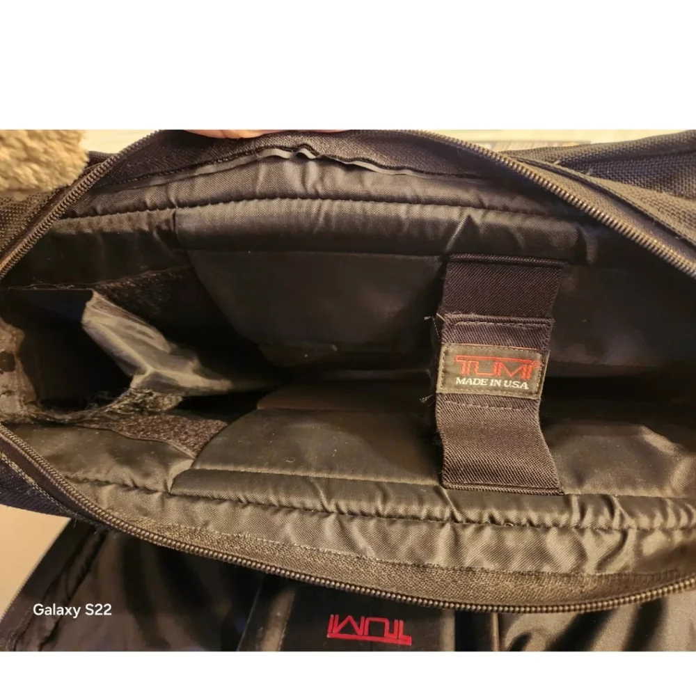 TUMI Expandable Nylon Laptop Computer Business Briefcase Black / Shoulder Strap